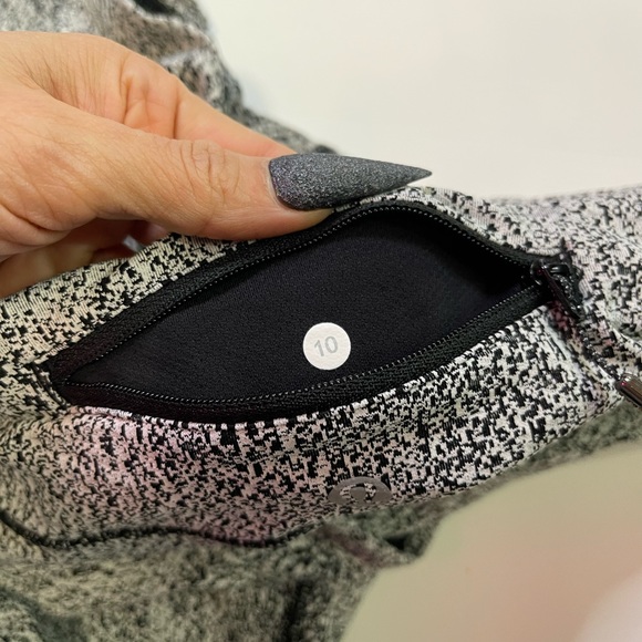 Lululemon Speed Tight V
Power Luxtreme Spray Jacquard White Black/Black Size 10 - Picture 15 of 15